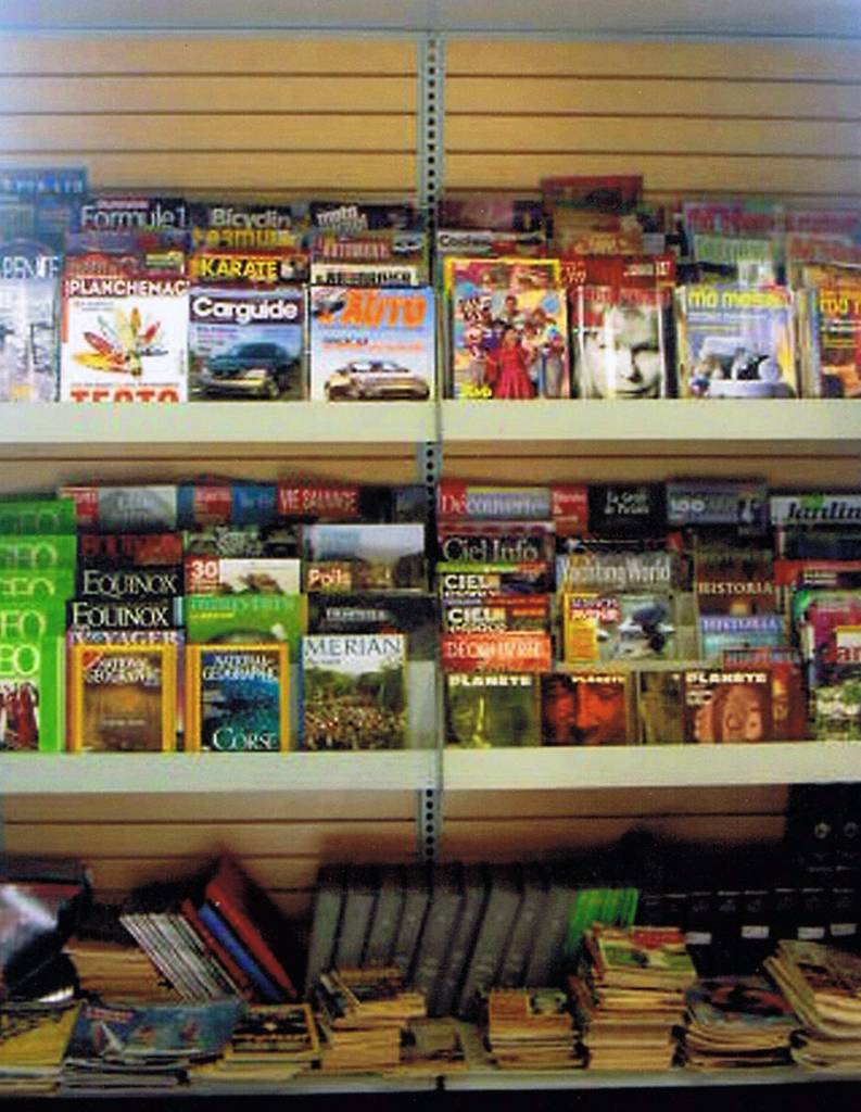 Présentoir à revues - Accessoires pour ilot & section murale - Mobico Canada