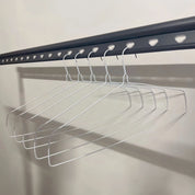 Cintres en métal blanc de 18 pouces pour draperie suspendu sur une barre de suspension standard.