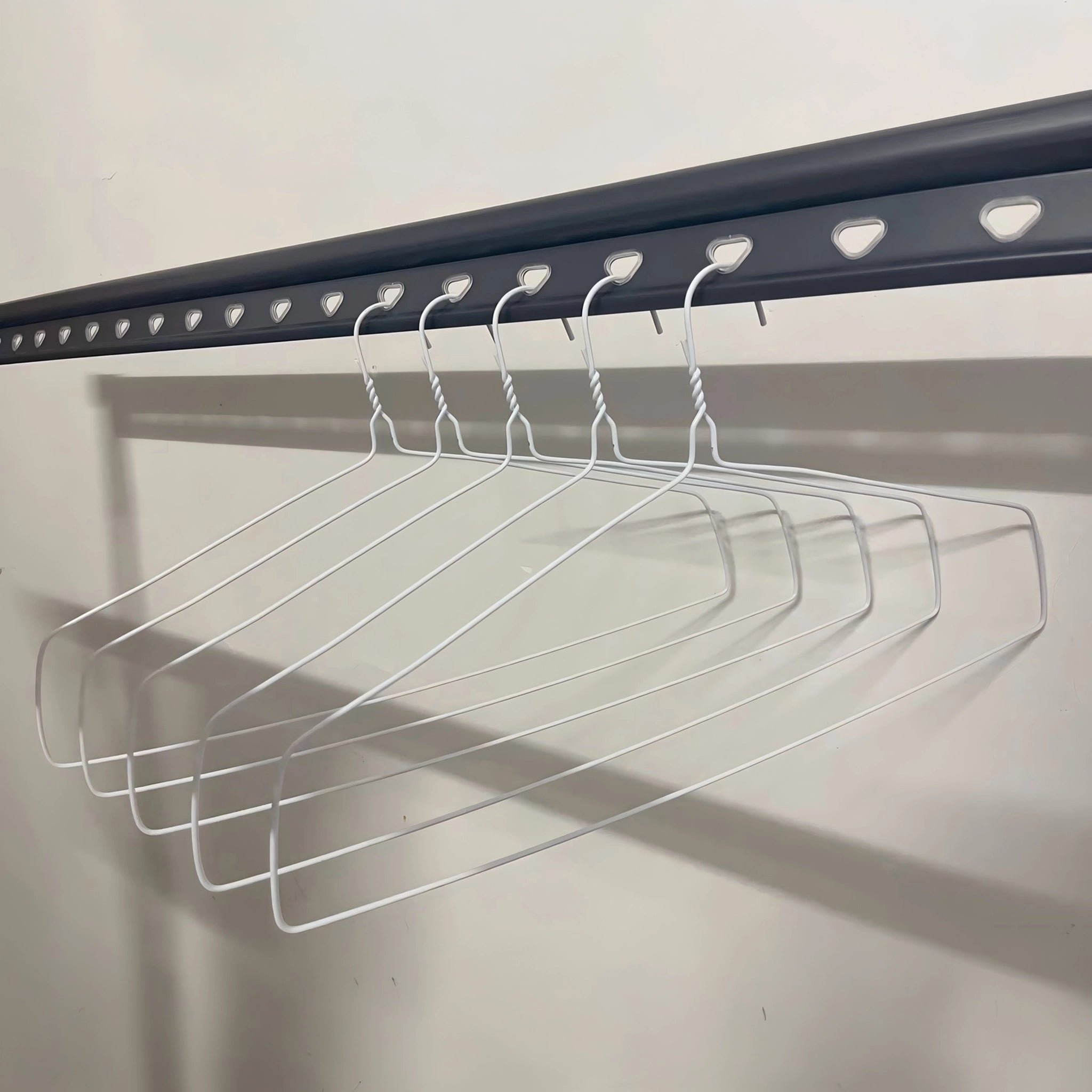 Cintres en métal blanc de 18 pouces pour draperie suspendu sur une barre de suspension standard.