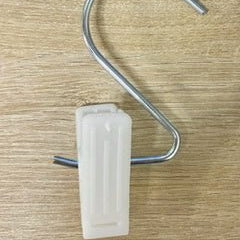 Pince de métal blanche 2" X 3"H pour bottes, chaussures, etc - Porte - prix & solution d'accrochage - Mobico Canada