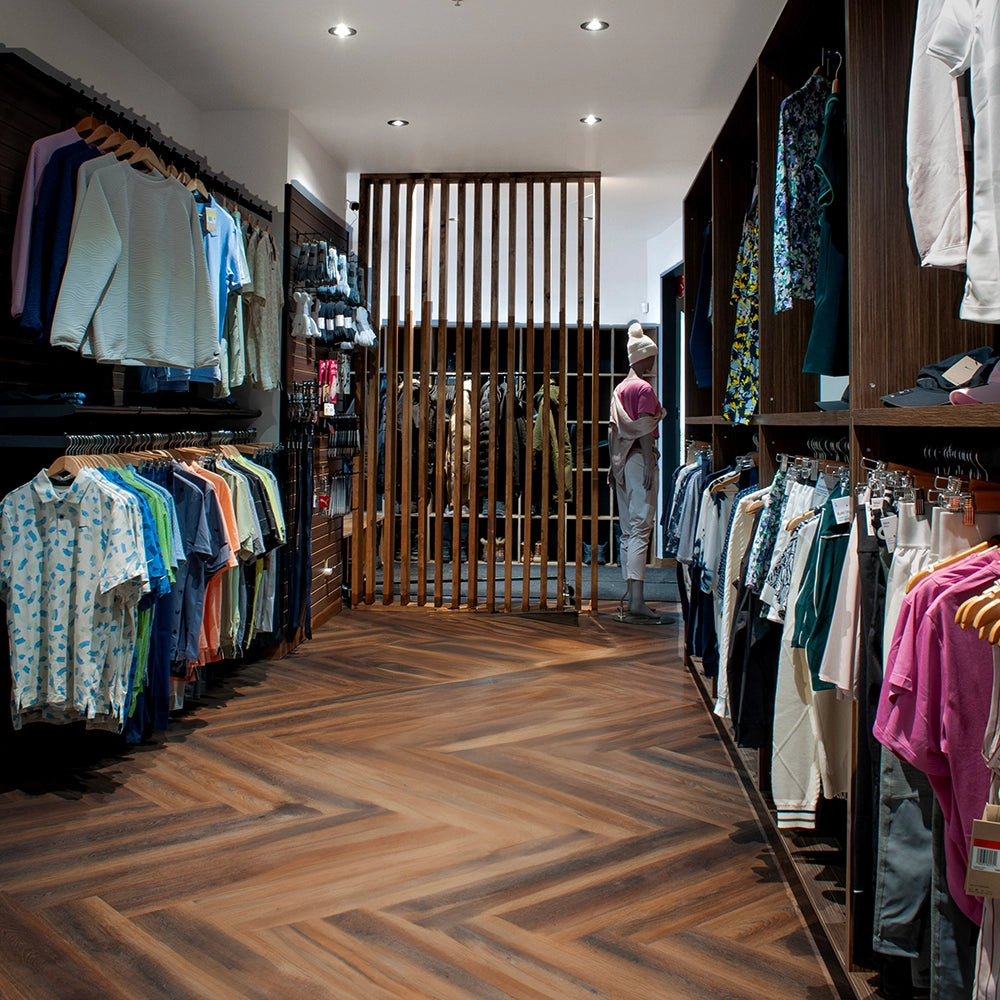 industrie-boutique-sports-plein-air-presentoirs-amenagement-commercial-retail-design-2.webp