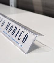 Bande porte - prix autocollant 48’’ x 1¼’’ H dos et devant clair - avec rebord et angle - Porte - prix & solution d'accrochage - Mobico Canada