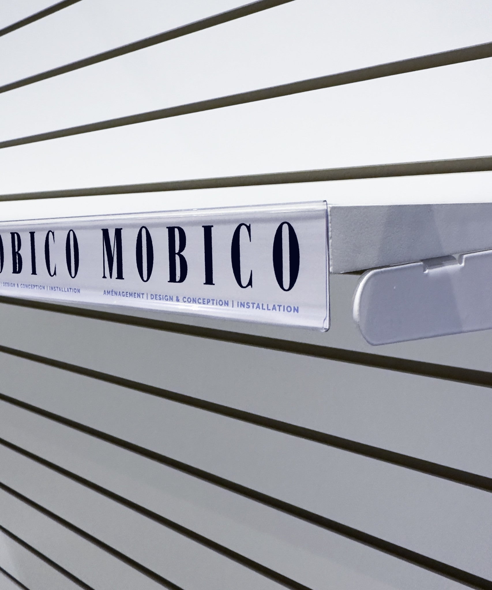 Porte - prix autocollant 48’’ x 1¼’’ H dos et devant clair - Porte - prix & solution d'accrochage - Mobico Canada